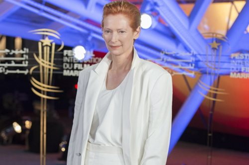 H θεϊκή Τίλντα Σουίντον πήρε τον πρωταγωνιστικό ρόλο στα τηλεοπτικά «Παράσιτα»