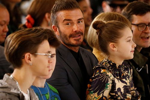 H Xάρπερ Μπέκαμ φόρεσε το πρώτο της φόρεμα Υψηλής Ραπτικής. Ήταν σχεδιασμένο από τη μητέρα της