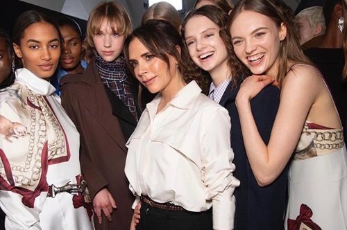 H Bίκτορια Μπέκαμ «ανακάλυψε» το νέο μήκος φούστας. Δεν είναι ούτε μακρύ, ούτε κοντό, ούτε μίντι