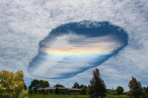 Βλέπω μία τρύπα στον ουρανό: Το Fallstreak Hole, το σπάνιο φαινόμενο που εμφανίστηκε στην Αθήνα