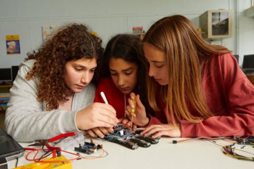 Τρεις μαθήτριες από τα Χανιά δημιούργησαν το «έξυπνο» γάντι που αναγνωρίζει τη νοηματική