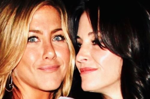 Σαν δίδυμες: Ίδιο στάιλινγκ, ίδια δεκαετία, ίδιος σκελετός γυαλιών- Η κοινή φωτό των Άνιστον και Κοξ