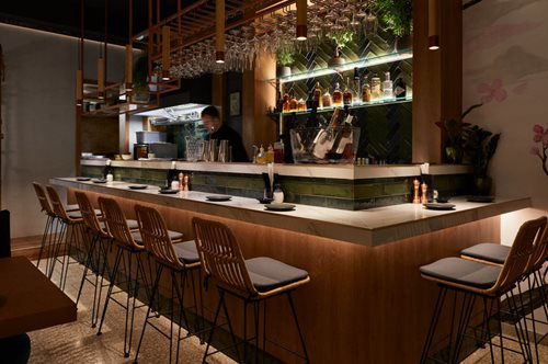 Ένα ολοκαίνουργιο λιλιπούτειο resto-bar στο Μετς «εξαπλώνει» τη Nikkei κουζίνα στην πόλη