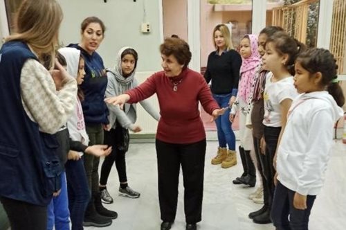 Ας πολεμήσουμε τη μοναξιά: Παιδιά από το Αφγανιστάν κράτησαν το χέρι ηλικιωμένων, στην Καβάλα