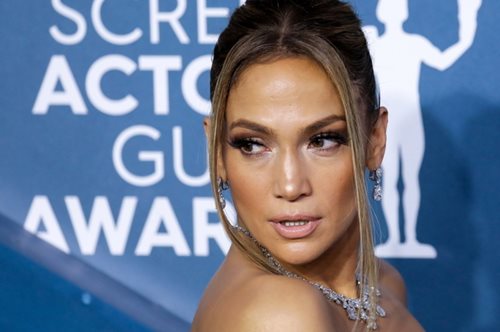 Όταν η Τζένιφερ Λόπεζ διαλέγει προσιτά και στιλάτα γυαλιά ηλίου ο υπόλοιπος πλανήτης ακολουθεί