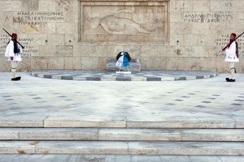Τοποθετήθηκε επιτέλους η ράμπα για ΑμεΑ στο μνημείο του Άγνωστου Στρατιώτη