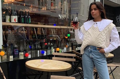 Mα τι έχει επιτέλους αυτό το τζιν παντελόνι και δεν σταματούν να το φοράνε όλες οι fashion bloggers;