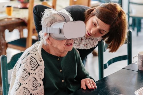 H εικονική πραγματικότητα στα γηροκομεία της Αθήνας: Όταν η τρίτη ηλικία ταξιδεύει στις Κυκλάδες