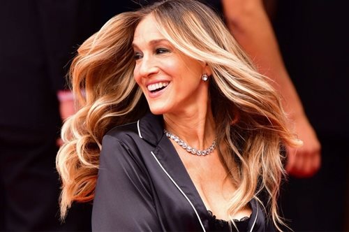 H Σάρα Τζέσικα Πάρκερ φοράει ξανά το πιο παράδοξο τρεντ ολόκληρου του Sex and the City