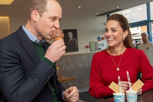 Με ζιπ κιλότ Ζara και sneakers Marks & Spencer: Η Κέιτ Μίντλετον στην πιο οικονομική της εμφάνιση