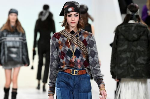 Tα 70's είναι ξανά εδώ. Η πασαρέλα του οίκου Dior, ωδή σε μία από τις πιο επαναστατικές δεκαετίες