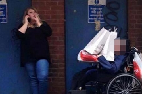 Υπάλληλος φιλανθρωπικής οργάνωσης φορτώνει τα ψώνια της σε ΑμεΑ 