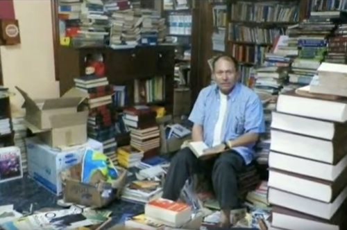 Οδηγός απορριμματοφόρου έφτιαξε βιβλιοθήκη για τα φτωχά παιδιά μαζεύοντας βιβλία από τα σκουπίδια