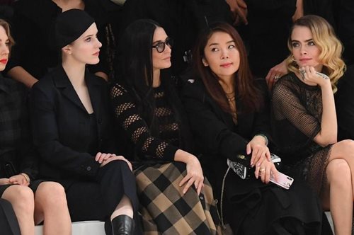 Οι διάσημες αφίξεις στο fashion show του οίκου Dior και τι φόρεσαν