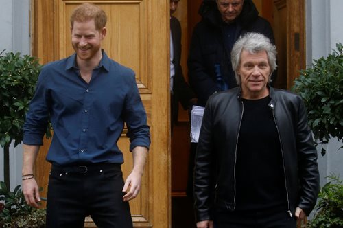 O πρίγκιπας Χάρι και ο Τζον Μπον Τζόβι αναβιώνουν το εξώφυλλο του Abbey Road των Beatles