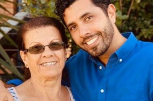 «Συγγνώμη για την υστερία & την άγνοιά μου»: Μια μαμά μετανιώνει που δεν αποδέχθηκε τον gay γιο της