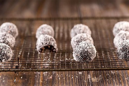 Αυτά τα τρουφάκια με χουρμάδες δεν έχουν ζάχαρη και καταναλώνονται χωρίς ενοχές