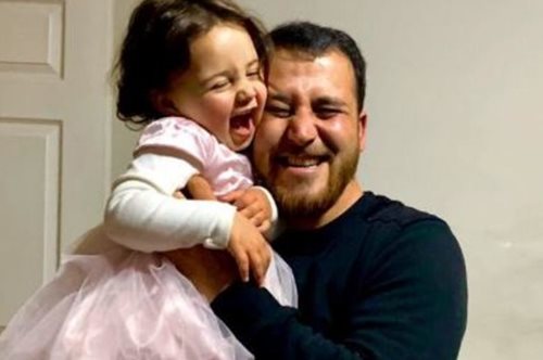 Το κοριτσάκι στη Συρία που γελούσε με τις βόμβες που έπεφταν, διέφυγε με ασφάλεια στη Τουρκία