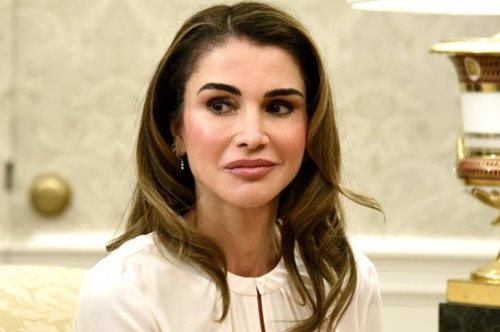 Βασίλισσα Ράνια: Κομψή στα λευκά με coat dress και γόβες Dior