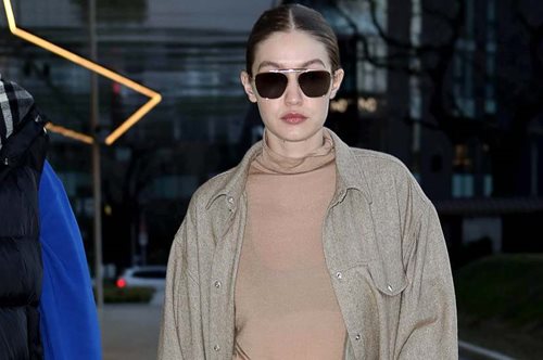 Το brand COS που αγαπάει η Τζίτζι Χαντίντ έρχεται στην Ελλάδα τον Απρίλιο