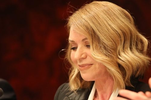 Έλλη Στάη: Σικάτη εμφάνιση με ασπρόμαυρο λουκ και κόκκινα μποτάκια σε παρουσίαση ποιητικής συλλογής 