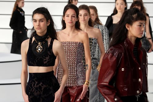 Η νέα συλλογή του οίκου Chanel επαναφέρει ένα λατρεμένο σύμβολο στα αξεσουάρ από τα τέλη των '80s