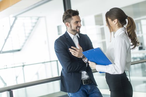 Σε γουστάρει ο συνάδελφός σου; 11 σημάδια που το δείχνουν