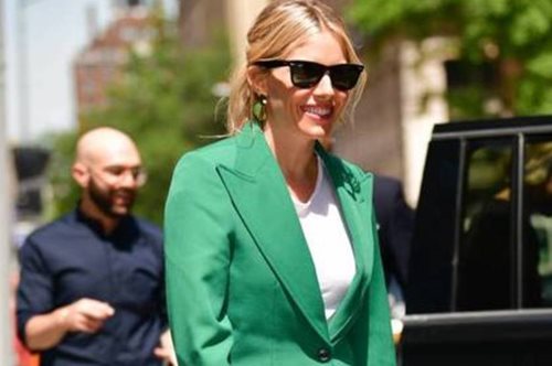 Αντέγραψε το εμπνευσμένο ανδρόγυνο look της Σιένα Μίλερ για μια μοναδική ανοιξιάτικη εμφάνιση 