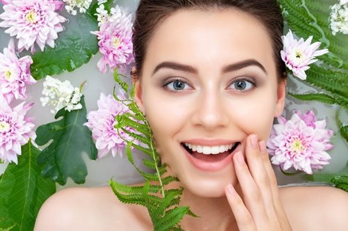 Γιατί όλες οι φίλες μου με τέλεια επιδερμίδα μιλούν για αυτή την κόκκινη κρέμα-πολυεργαλείο; 