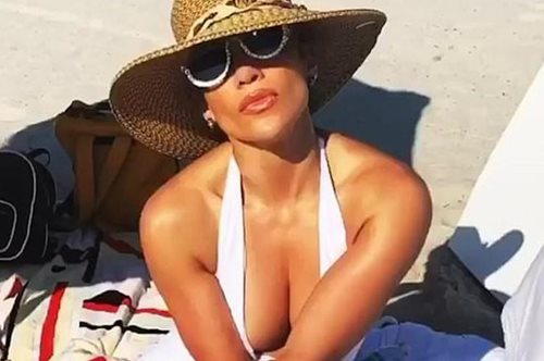 Η Τζένιφερ Λόπεζ ποζάρει με το απόλυτο μαγιό της σεζόν και μας δίνει ιδέες για το καλοκαίρι