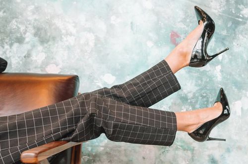 «Εάν με τα ψηλατάκουνα θέλεις να αρθείς στο ύψος των συναδέλφων σου, τότε λυπάμαι για σένα» 