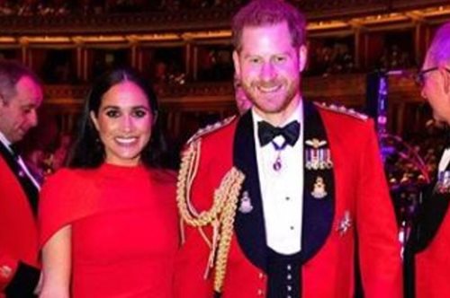 Mετά το γιουχάρισμα ήρθαν οι επευφημίες. Η Μέγκαν με λευκό τοπ αξίας 25 ευρώ, η Αγγλία αλλάζει άποψη