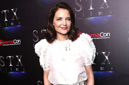 Με όλες τις τάσεις της σεζόν σε μία εμφάνιση. Η Κέιτι Χολμς εντυπωσιάζει στη Νέα Υόρκη