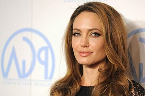 Αντζελίνα Τζολί μέσα από το νοσοκομείο: «Γιατί τα κορίτσια αξίζουν αγάπη και σεβασμό». 