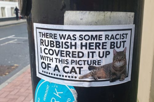 Γατο-αυτοκόλλητα καλύπτουν πόστερ ρατσιστικού περιεχομένου στο Μάντσεστερ  