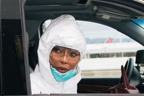 Tα ακραία μέτρα προστασίας της Ναόμι Κάμπελ από τον κορονοϊό έχουν γίνει viral