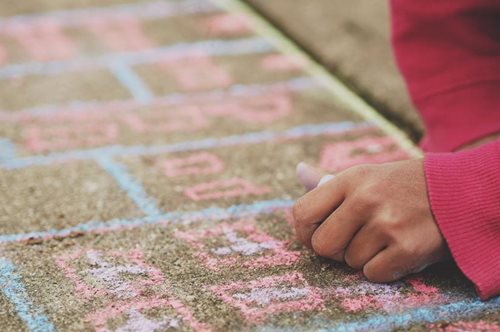 Δημιουργικά παιχνίδια στο σπίτι: Ιδέες για να απασχολήσετε τα παιδιά όσο παραμένουν εντός