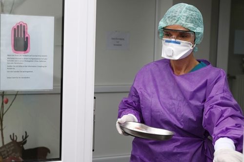  Πόσες ώρες αντέχει ο κορονοϊός στην ατμόσφαιρα και πόσες πάνω σε επιφάνειες