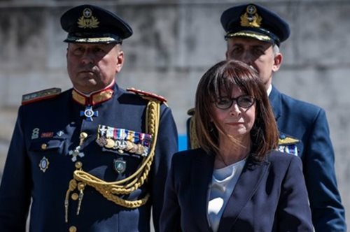 Η Κατερίνα Σακελλαροπούλου ορκίστηκε ΠτΔ,στη Βουλή όλοι έπλεναν τα χέρια τους με αντιβακτηριακό τζελ