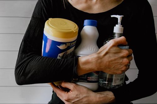 Επιτήδειο ζευγάρι από τον Καναδά πουλάει σε τετραπλάσια τιμή αντισηπτικά προϊόντα στο Amazon  