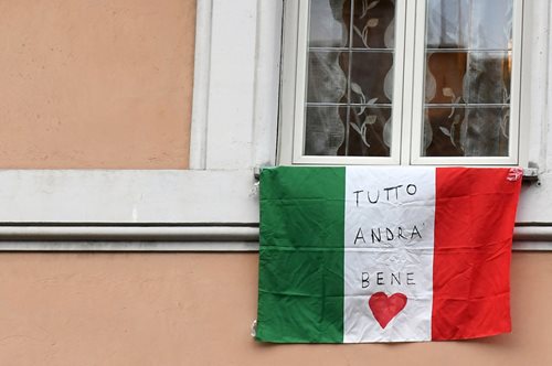 Ιταλία: Τραγουδούν από τα μπαλκόνια ενάντια στον θάνατο και τον κορονοϊό