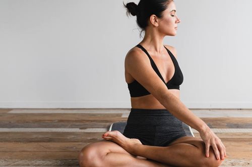 Αυτό το δεκάλεπτο πρόγραμμα γιόγκα αρκεί για να ηρεμήσετε το σώμα και το μυαλό σας