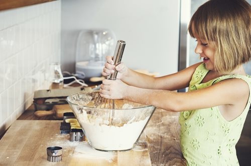 Στo σπίτι με τα παιδιά – Μαγειρεύουμε όλοι μαζί τρεις εύκολες και υγιεινές συνταγές