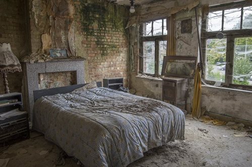 «Όποιος μπαίνει σε μολυσμένο σπίτι θα θεωρείται ύποπτος. Καταγγείλετέ τους για το καλό του συνόλου»