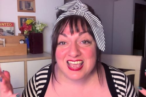 «Ένα πλατό φτιαγμένο από ποντιακή καραντίνα»: Η Σοφία Μουτίδου επί των χιουμοριστικών επάλξεων 