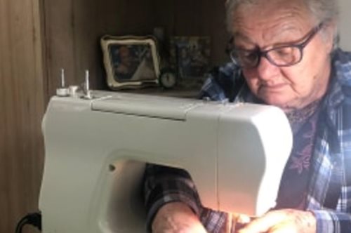 Mία 83χρονη Ιταλίδα ράβει χειροποίητες μάσκες για τους γιατρούς του νοσοκομείου της Ρώμης
