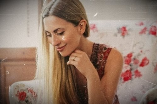 H Bίκυ Βολιώτη απαντά στην «κολλητή» της Σμαράγδα Καρύδη με μία φωτογραφία από την εφηβεία της