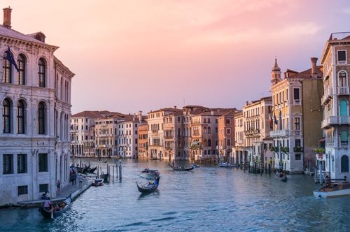 Τα κανάλια της Βενετίας πιο καθαρά από ποτέ μετά την καραντίνα λόγω του κορονοϊού 