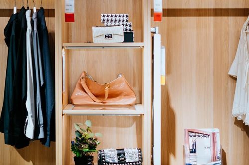 Όλα τα tips για να τακτοποιήσεις τη ντουλάπα σου λειτουργικά από την guru οργάνωσης χώρου 