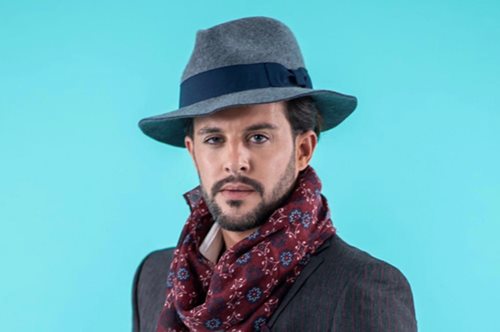 Ποιος είναι ο δημοσιογράφος-μαϊμού που απείλησε την υπάλληλο φαρμακείου και έγινε viral